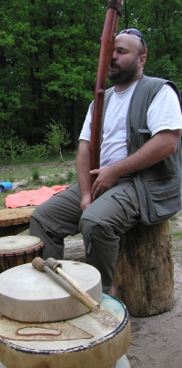 Ivo Janeek s bubny, didgeridoo, fujarami...